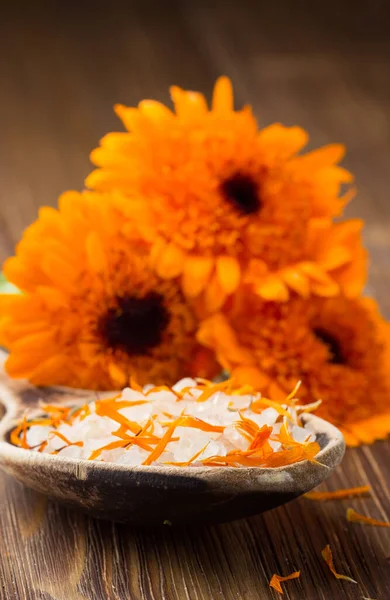 Medicina Homeopática Caléndula Flores Secas Superficie Madera — Foto de Stock