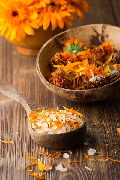 Homeopathic Obat Calendula Bunga Kering Dan Kayu Permukaan — Stok Foto