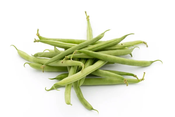 白い背景に隔離された緑の豆 — ストック写真