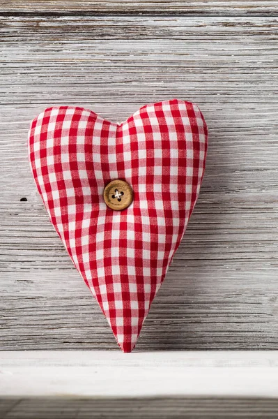 Corazón Tela Con Botón Sobre Fondo Madera Blanco — Foto de Stock