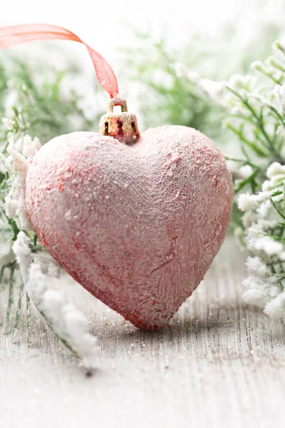 Kerstbomen Bedekt Met Sneeuw Met Een Rood Hart — Stockfoto