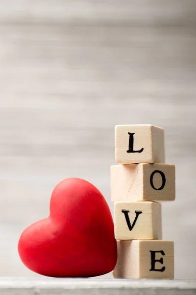 木製のブロックで書かれた愛のメッセージ — ストック写真