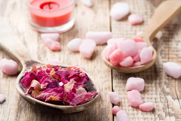 Homeopathisch Zeezout Lavendel Droge Bloemen Houten Oppervlak — Stockfoto