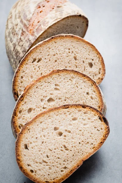 灰色の背景に焼きたてのパン — ストック写真