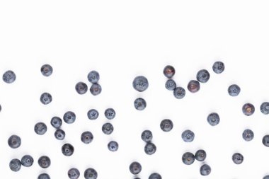 Beyaz arka planda yaban mersini izole edilmiş. Yabanmersini sınır tasarımı. Olgun ve sulu taze toplanmış yaban mersini.. 