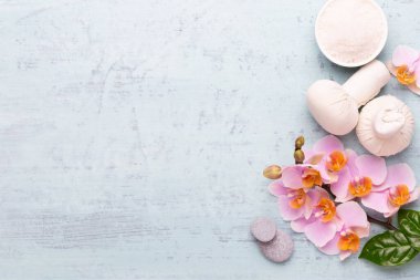 Spa aromaterapi arka planı, basit orkide çiçekleriyle süslenmiş çeşitli güzellik ürünleri..