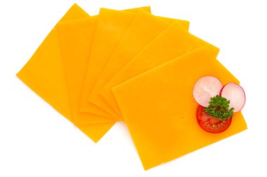 Beyaz arka planda izole edilmiş peynir dilimi.