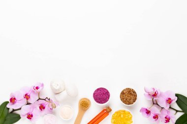 Spa aromaterapi kozmetik ürünler konsepti, orkide, bir metin için bir arkaplan, düz uzanma, yukarıdan görünüm.