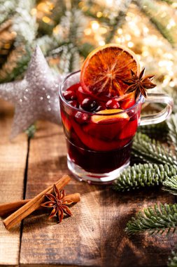 Noel şarabı ve baharatlar ahşap bir kırsal masada..