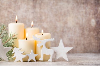 Ahşap arka planda noel süsü.