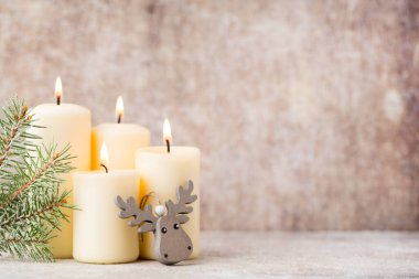 Ahşap arka planda noel süsü.