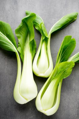 Gri arka planda taze ıspanak..