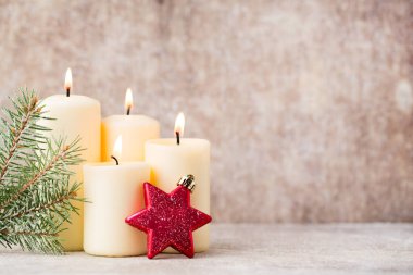 Ahşap arka planda noel süsü.