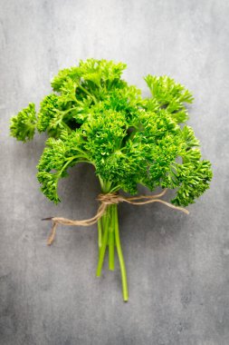 Koyu tahtada yeşil maydanoz, arka plan.