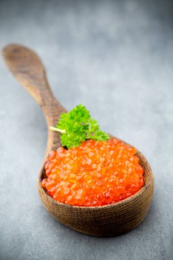 Tahta kaşıkta kırmızı havyar.