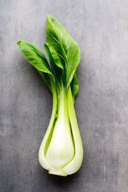 Gri arka planda taze ıspanak..