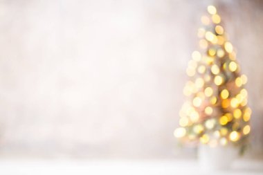 Odaklanamayan noel ağacı silueti bulanık ışıklarla.