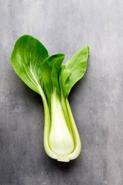 Gri arka planda taze ıspanak..