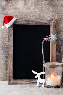 Süslü Noel tahtası. Noel Baba şapkası, yıldızlar, tahta arka plan. Klasik Rustik Biçim.