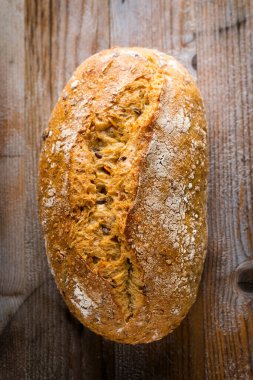 Gri arka planda çavdar ekmeği..