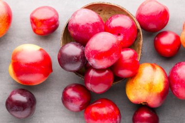 Gri arka planda taze meyve.