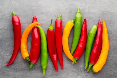 Gri arkaplanda kırmızı biber.