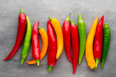 Gri arkaplanda kırmızı biber.