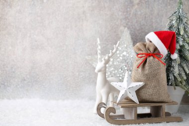 Noel süsü. Çuval bezli hediye paketi. Noel gardı. 