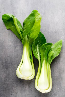 Gri arka planda taze ıspanak..