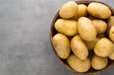 Kasede patates, gri arka plan..