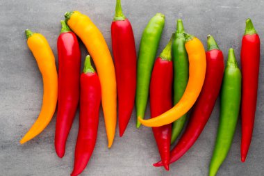 Gri arkaplanda kırmızı biber.