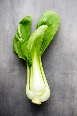 Gri arka planda taze ıspanak..