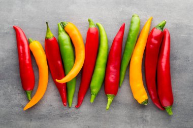 Gri arkaplanda kırmızı biber.