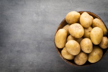 Kasede patates, gri arka plan..