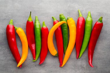 Gri arkaplanda kırmızı biber.