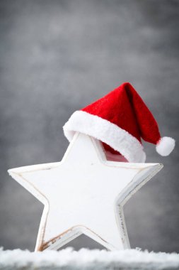 Noel arkaplanı süslemeler ve tahta üzerinde yıldızlar.