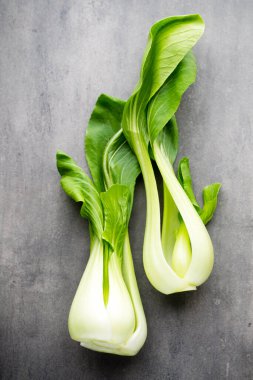 Gri arka planda taze ıspanak..