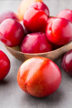 Gri arka planda taze meyve.