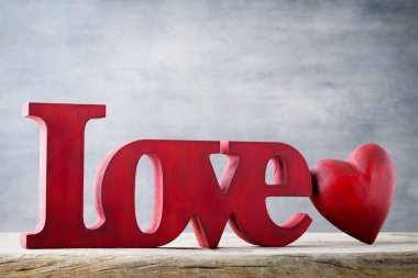 Sevgi. Evi dekore et. Sevgililer Günü mesajı kırmızı tahta bloklarla yazılmış..