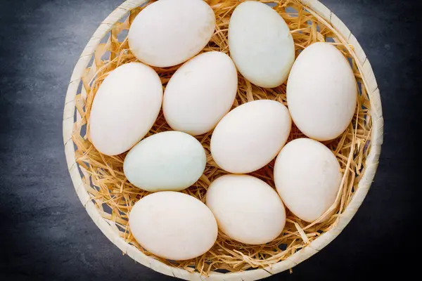 Huevos Pato Sobre Fondo Gris Jaula —  Fotos de Stock