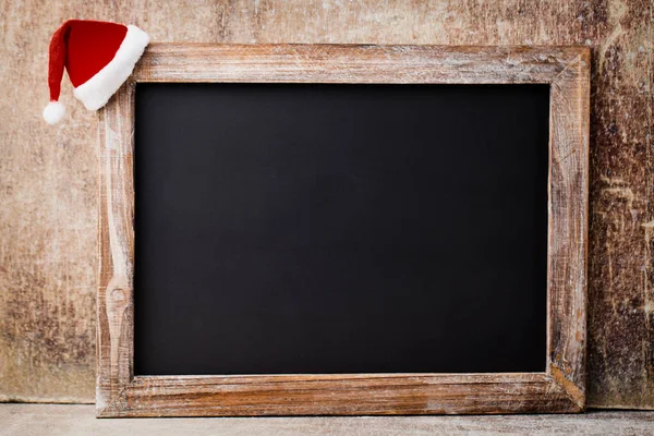 木製の背景にクリスマスの黒板や装飾 — ストック写真