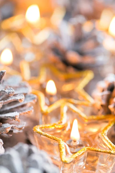 Julkort Med Glödande Litet Ljus Och Gran Koner Gamla Trä — Stockfoto