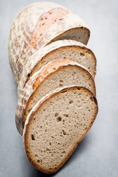 灰色の背景に焼きたてのパン — ストック写真