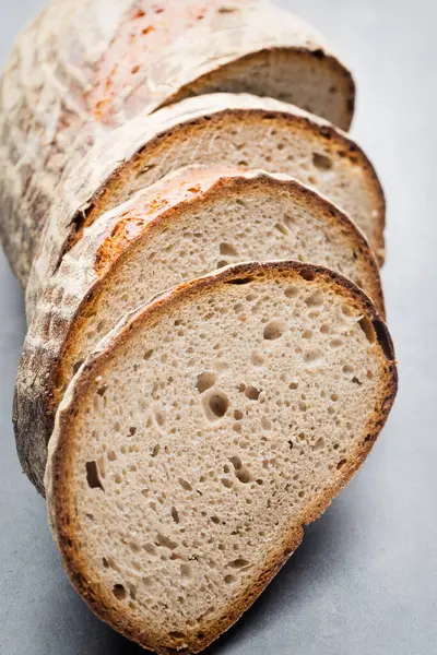 Φρέσκο Ψωμί Σίκαλης Γκρι Φόντο — Φωτογραφία Αρχείου