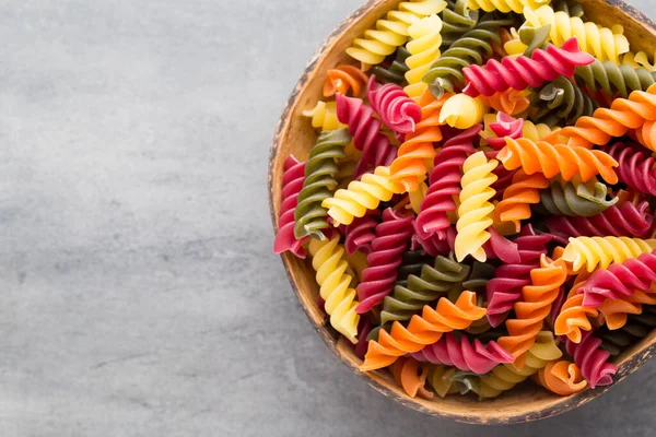 Pasta Una Ciotola Legno Sfondo Grigio — Foto Stock