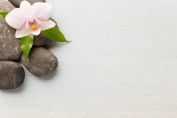 Flor Orquídea Sobre Fondo Madera Con Piedras Spa — Foto de Stock