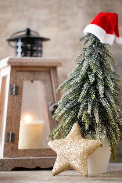 Cartão Natal Com Vela Lanterna Cones Abeto Fundo Madeira Velha — Fotografia de Stock