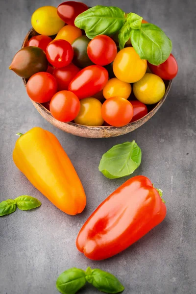 新鮮なバジルと新鮮なブドウトマト — ストック写真