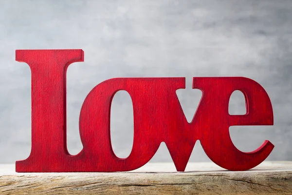 赤い木のブロックで書かれたバレンタインデーのメッセージ — ストック写真