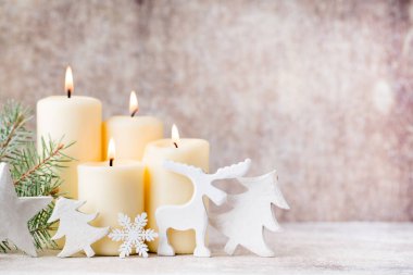 Ahşap arka planda noel süsü.